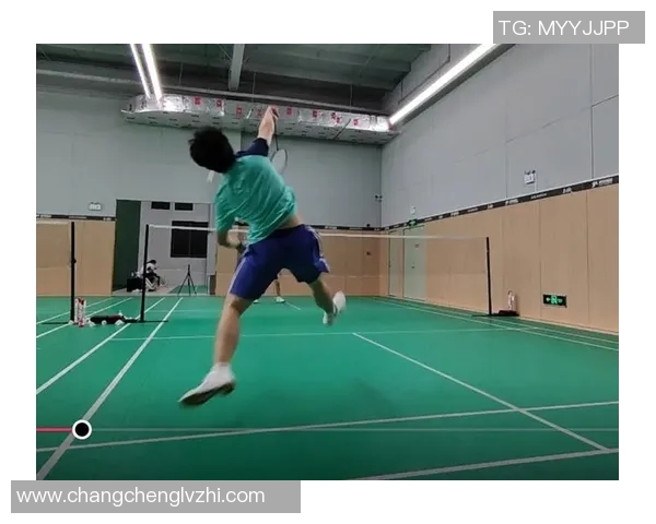 足球巨星挑战街头野球 极限技术街头翻转尽显球场霸气